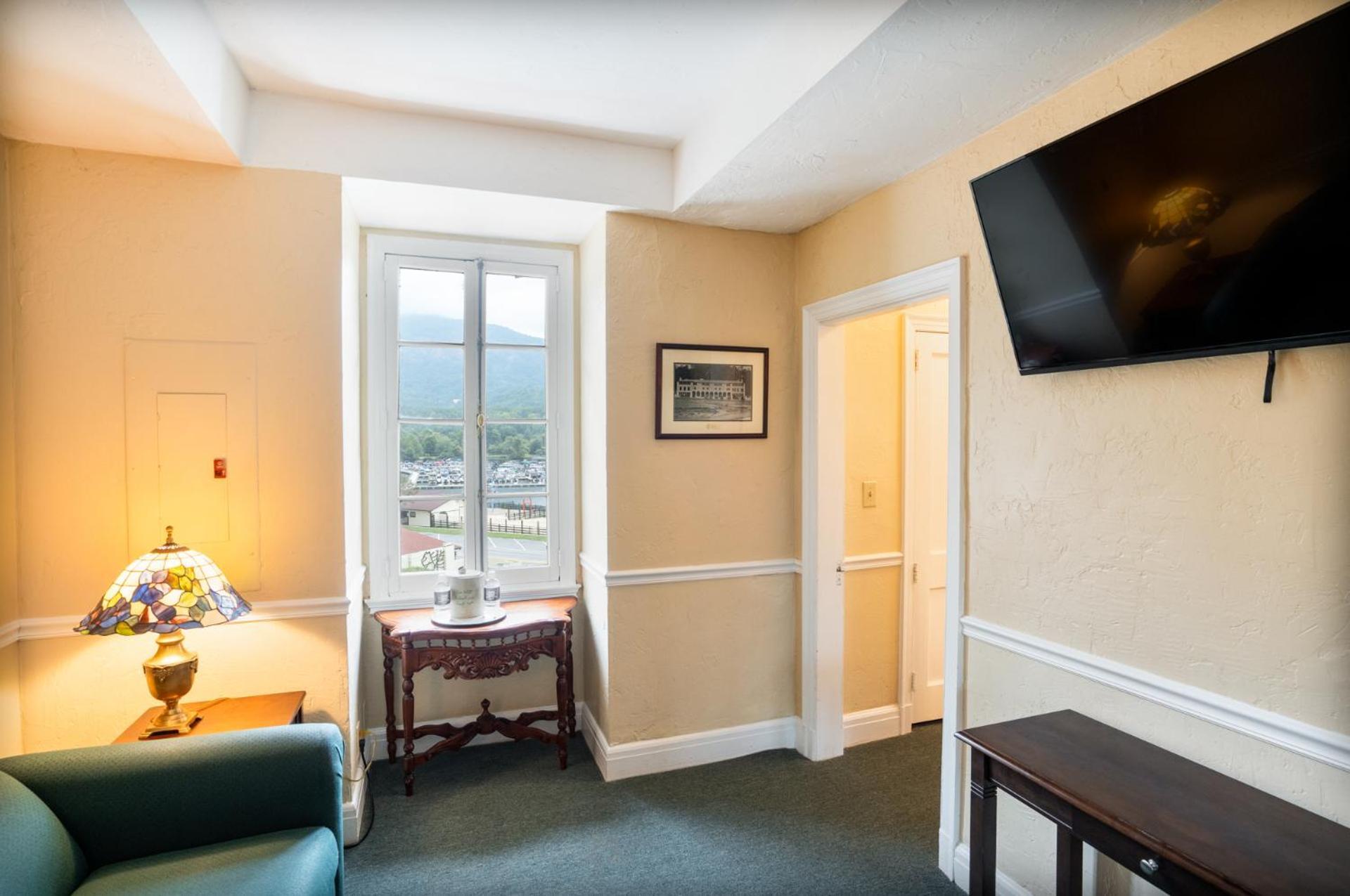 Lake Lure Inn And Spa Exterior photo